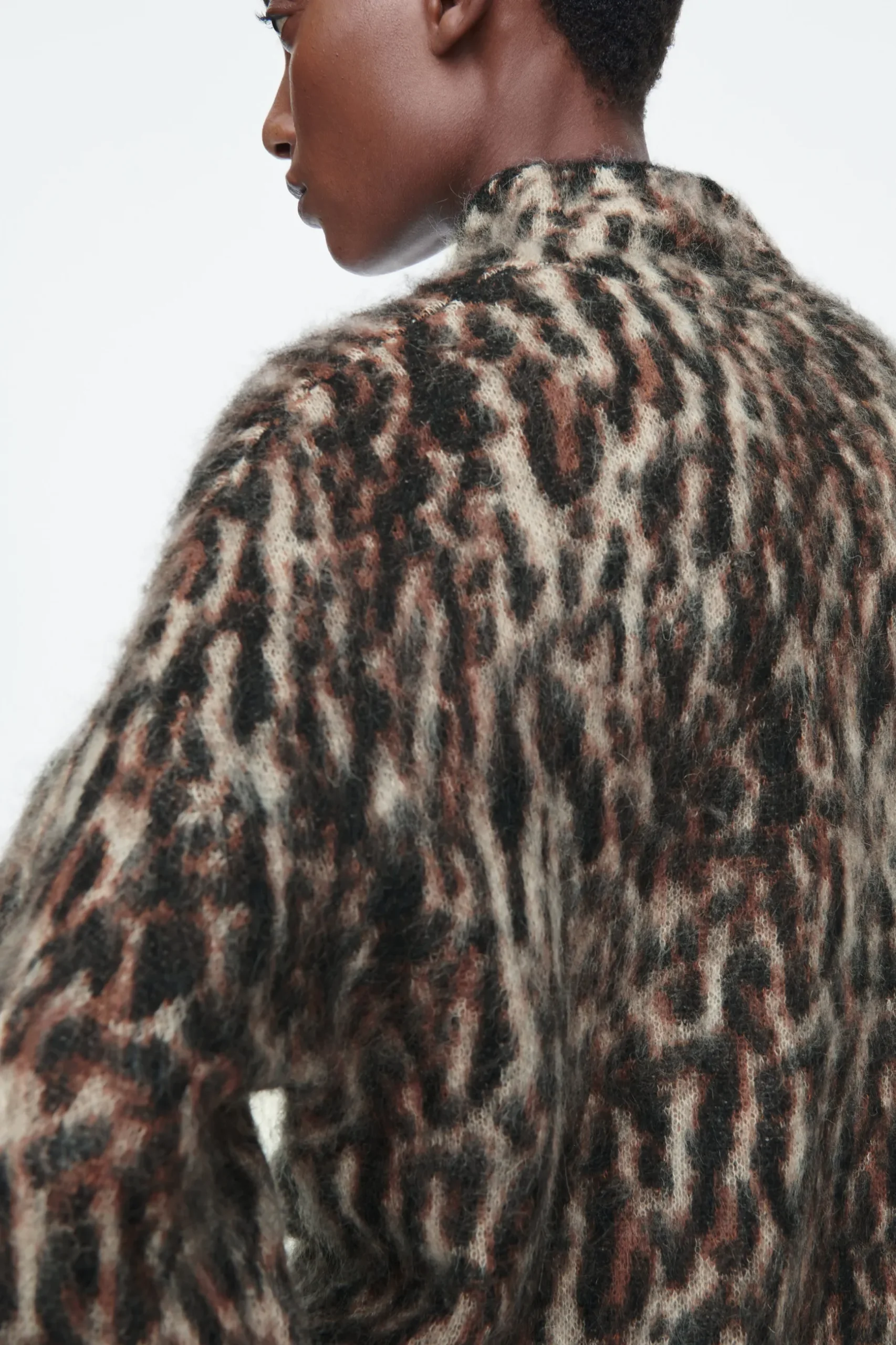 Hot COS ŻAKARDOWY SWETER Z MOHEREM W LAMPARCIE CĘTKI