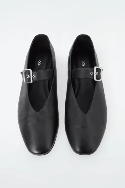 Sale COS BALERINY Z KLAMERKĄ Czarny