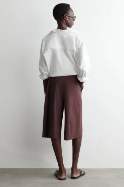 Clearance COS BAWEŁNIANE SPODNIE CAPRI Z KOPERTOWYM PRZODEM