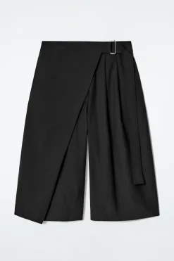 Discount COS BAWEŁNIANE SPODNIE CAPRI Z KOPERTOWYM PRZODEM