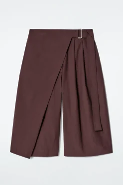 Clearance COS BAWEŁNIANE SPODNIE CAPRI Z KOPERTOWYM PRZODEM