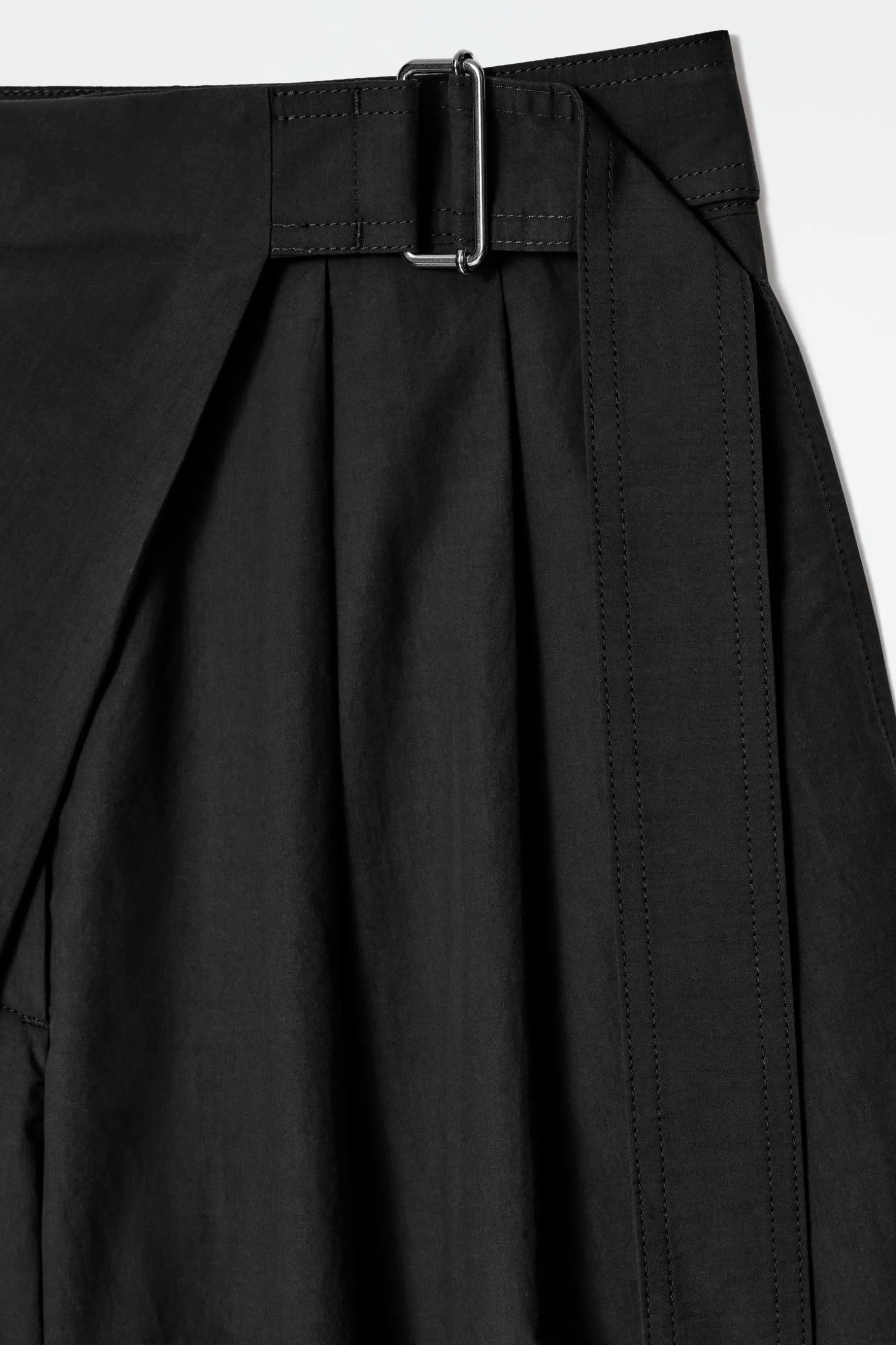 Discount COS BAWEŁNIANE SPODNIE CAPRI Z KOPERTOWYM PRZODEM