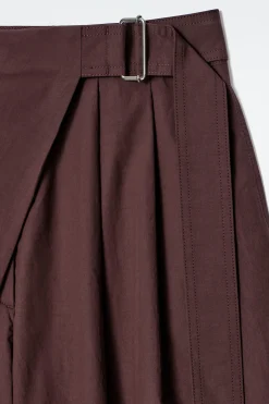 Clearance COS BAWEŁNIANE SPODNIE CAPRI Z KOPERTOWYM PRZODEM