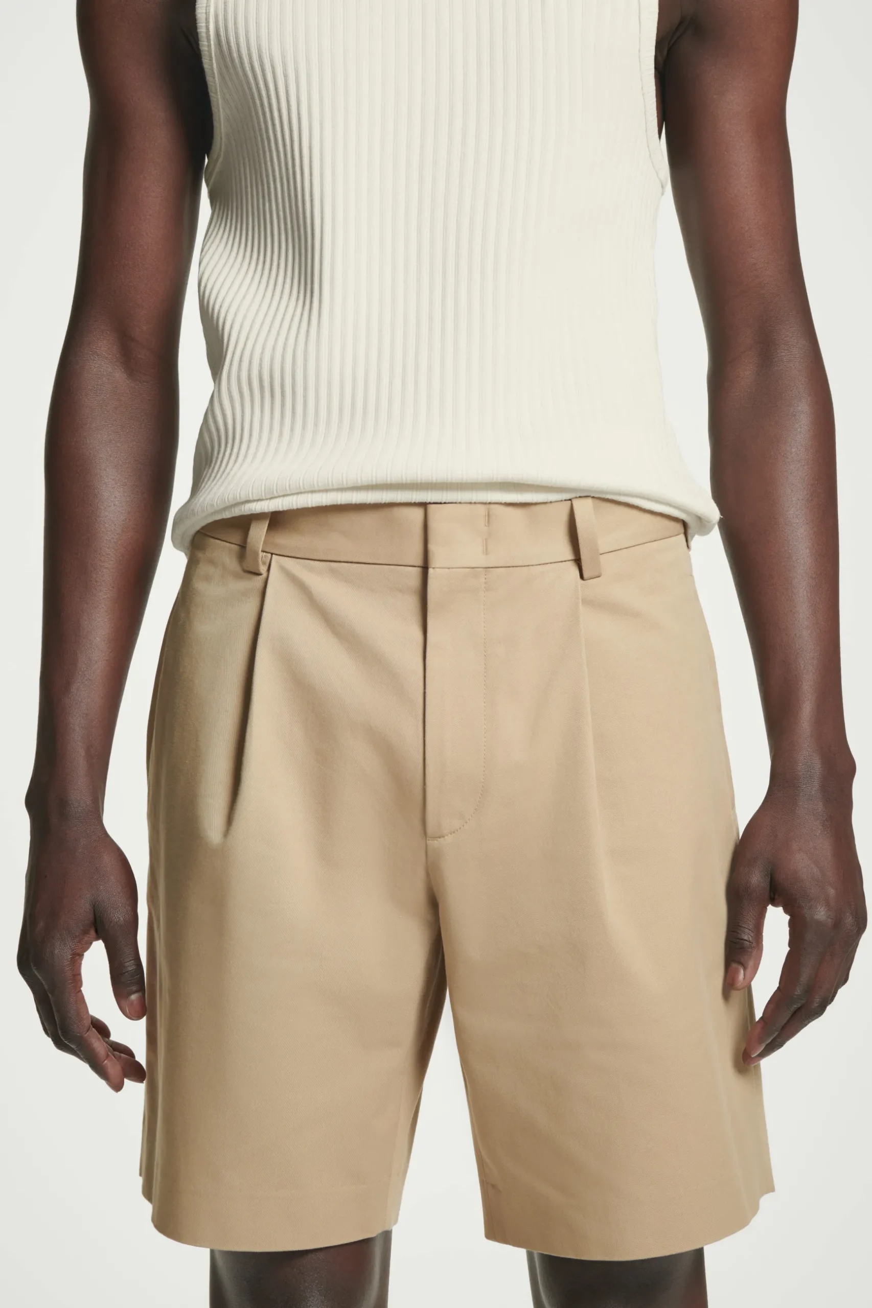 Discount COS BAWEŁNIANE SZORTY CHINO Beżowy