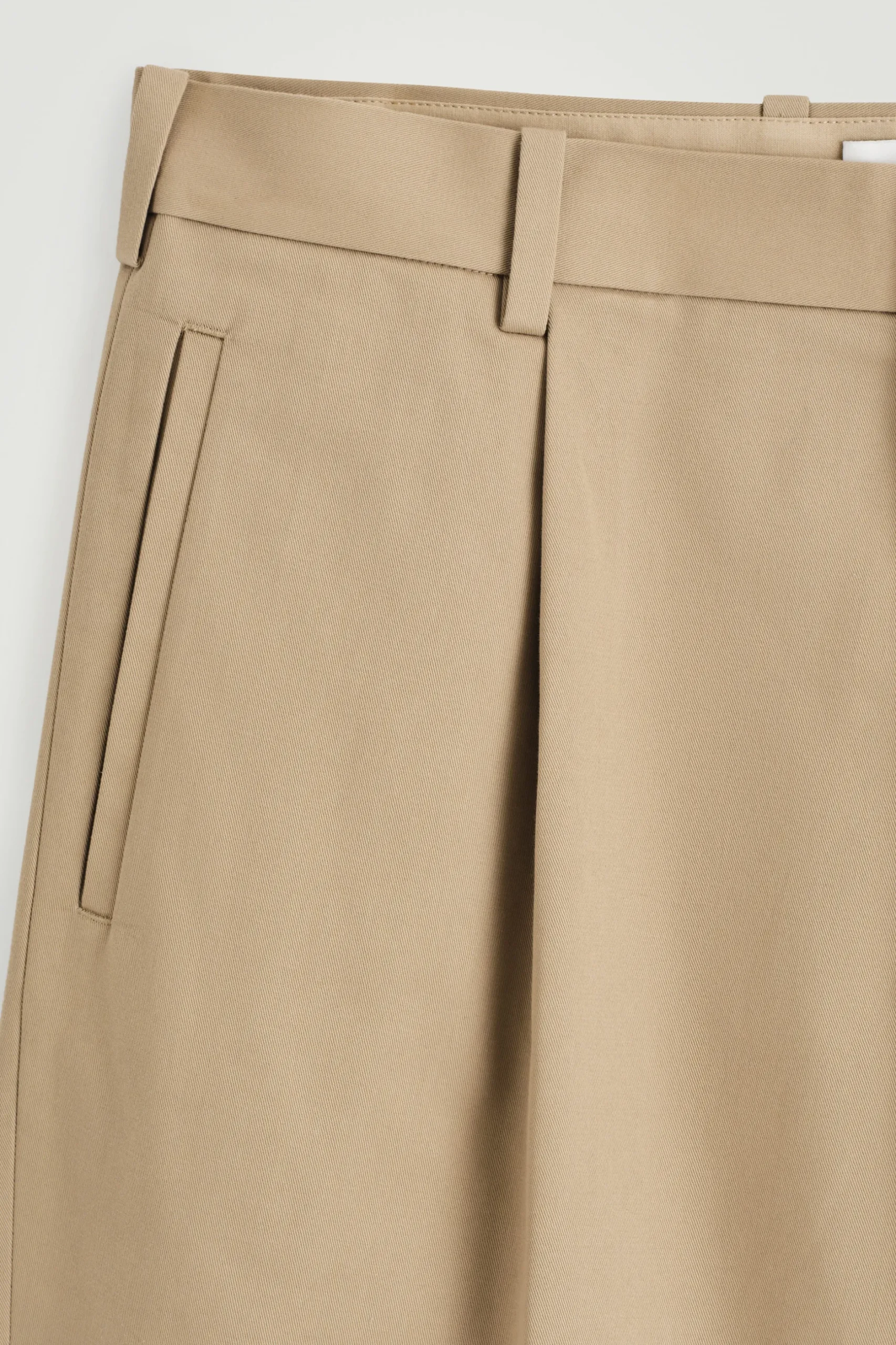 Discount COS BAWEŁNIANE SZORTY CHINO Beżowy