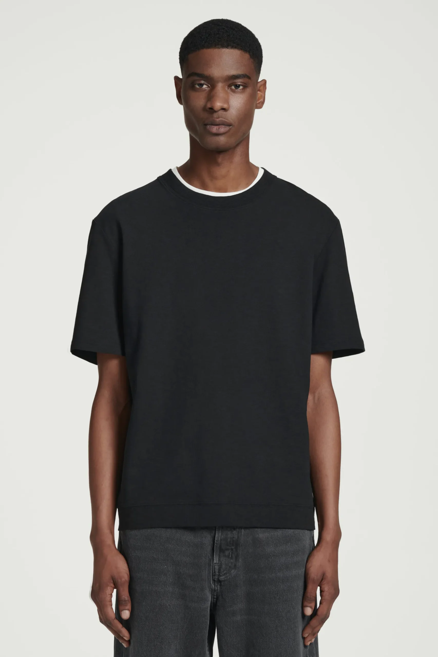 Sale COS BAWEŁNIANY T-SHIRT – RELAXED FIT Czarny