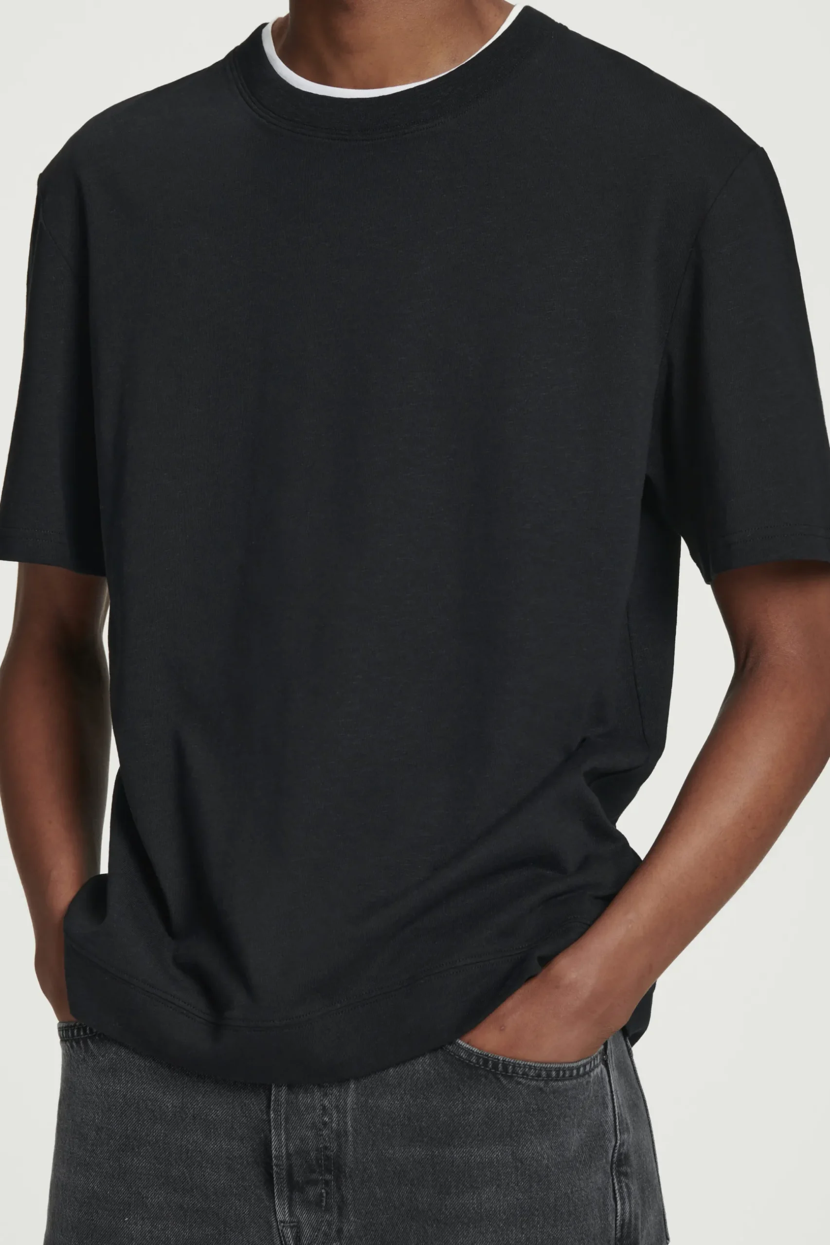 Sale COS BAWEŁNIANY T-SHIRT – RELAXED FIT Czarny
