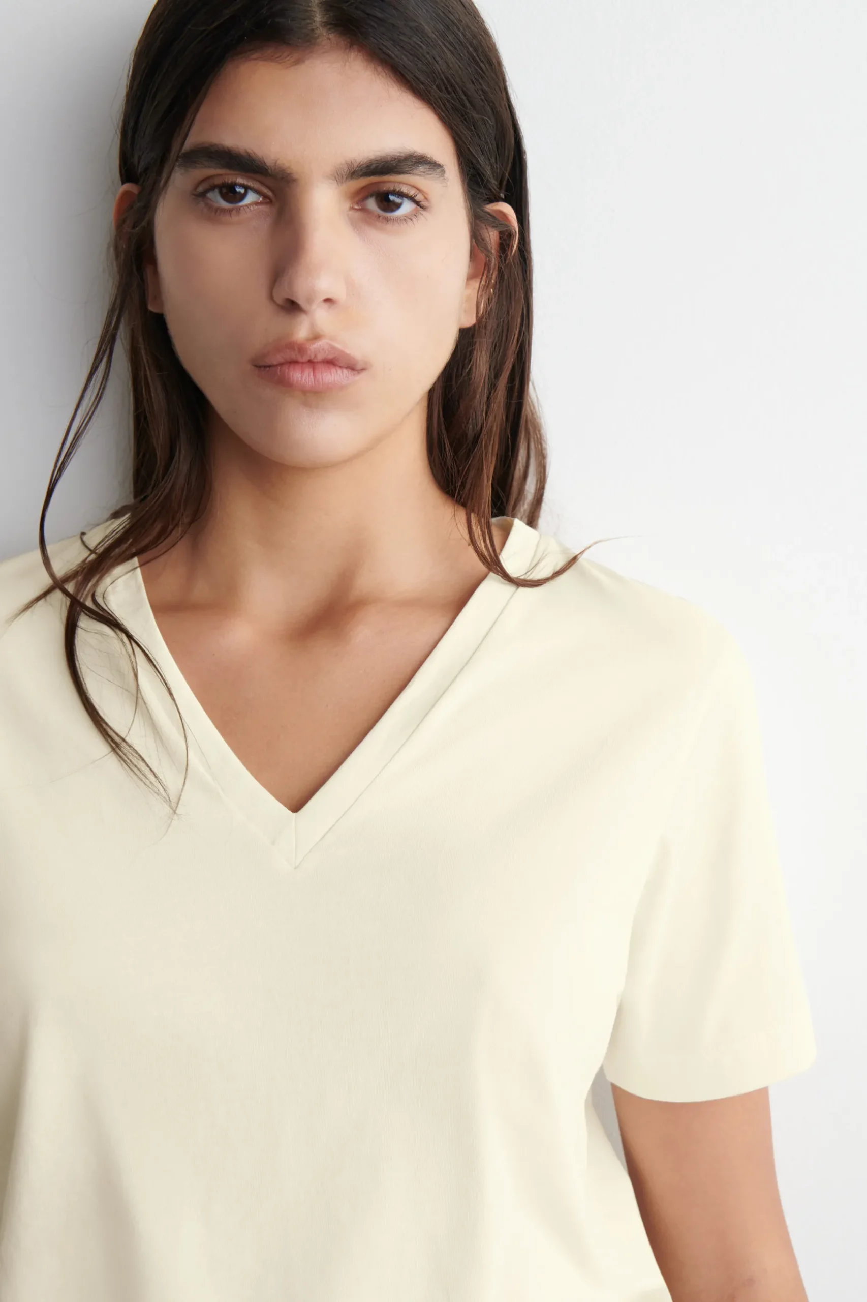 Sale COS BAWEŁNIANY T-SHIRT Z DEKOLTEM W KSZTAŁCIE LITERY V