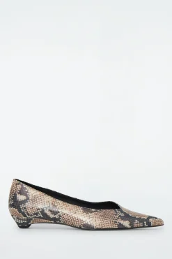 Discount COS BUTY ZE SPICZASTYMI CZUBKAMI NA OBCASIE KACZUSZKA Efektwężowejskóry
