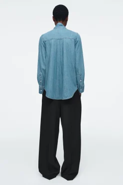 Outlet COS DENIMOWA BLUZKA Z WIĄZANYM SZALIKIEM