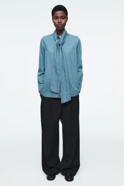 Outlet COS DENIMOWA BLUZKA Z WIĄZANYM SZALIKIEM