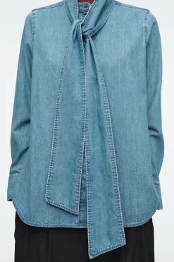 Outlet COS DENIMOWA BLUZKA Z WIĄZANYM SZALIKIEM