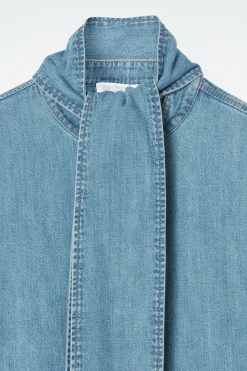 Outlet COS DENIMOWA BLUZKA Z WIĄZANYM SZALIKIEM