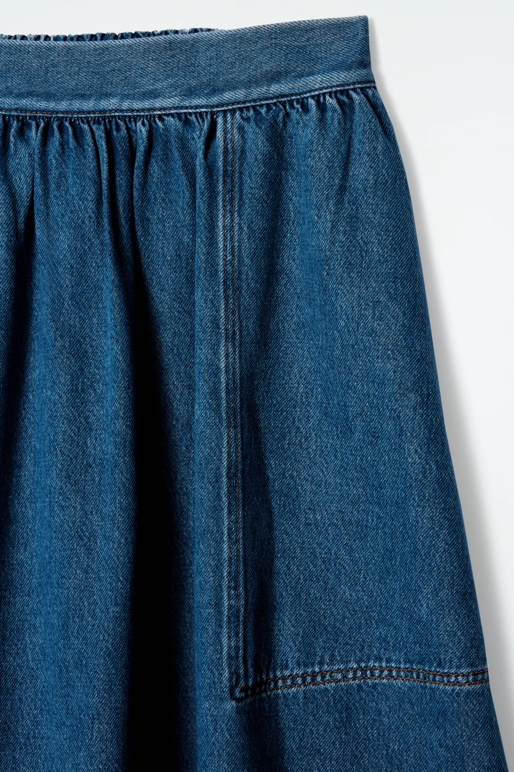 Discount COS DENIMOWA SPÓDNICA MIDI Z ELASTYCZNĄ TALIĄ