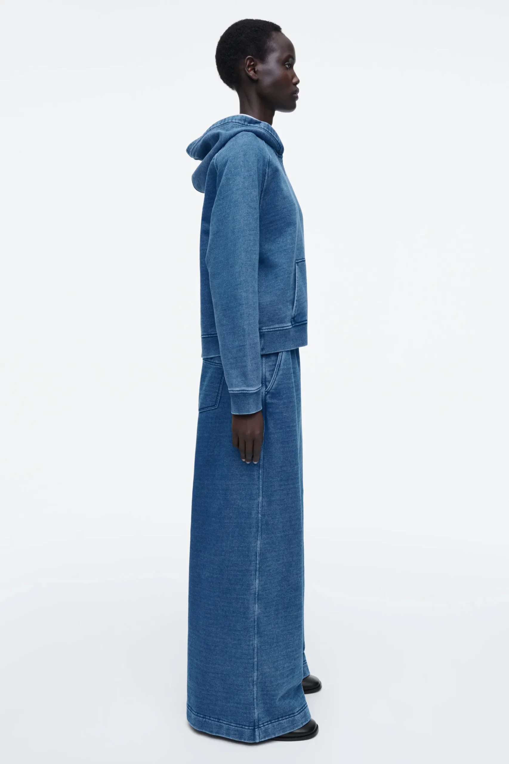 Fashion COS DŻERSEJOWA BLUZA Z KAPTUREM W JEANSOWYM KOLORZE