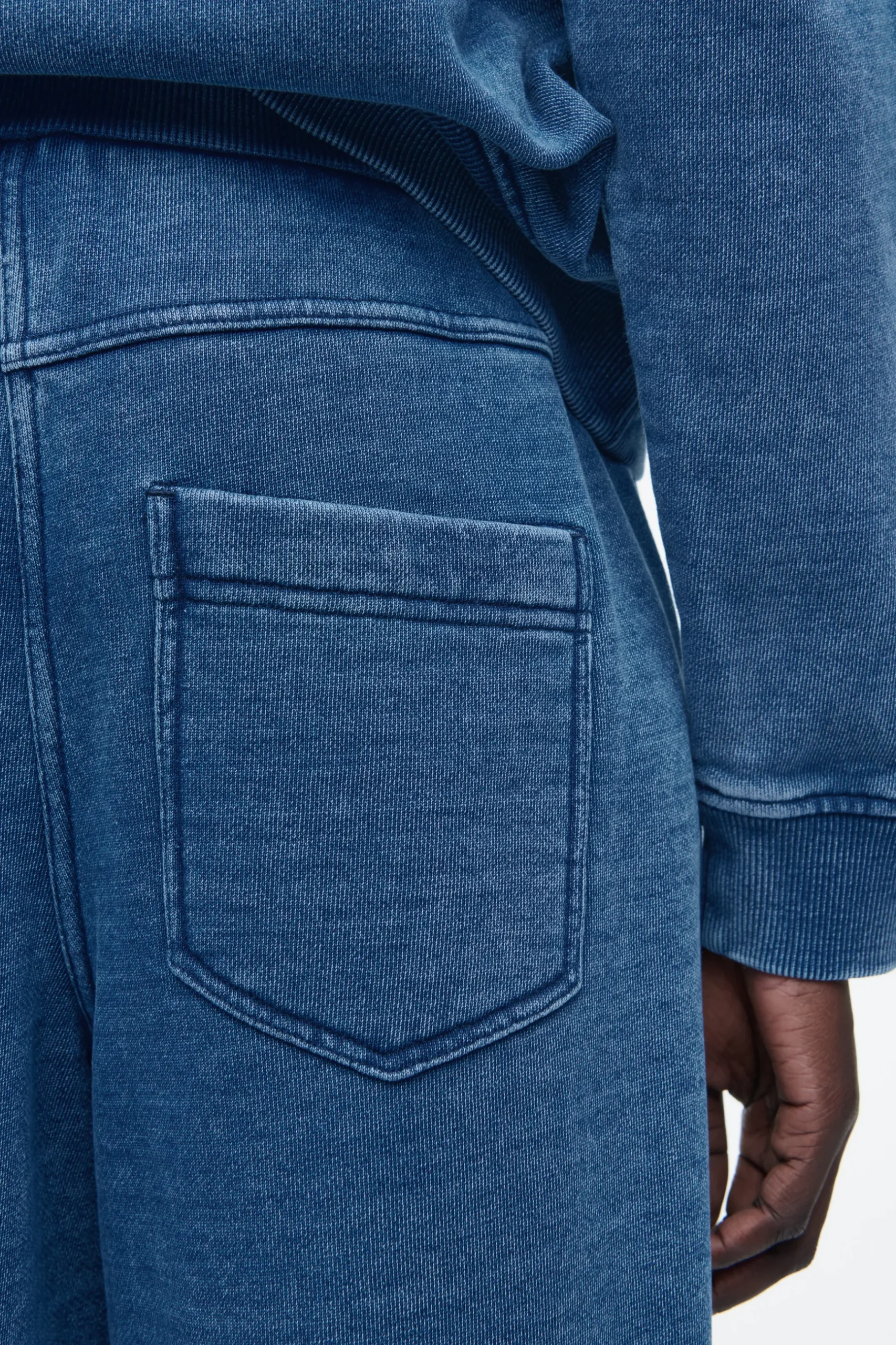 Fashion COS DŻERSEJOWA BLUZA Z KAPTUREM W JEANSOWYM KOLORZE