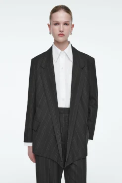 Outlet COS DRAPOWANA MARYNARKA W PRĄŻKI – REGULAR FIT