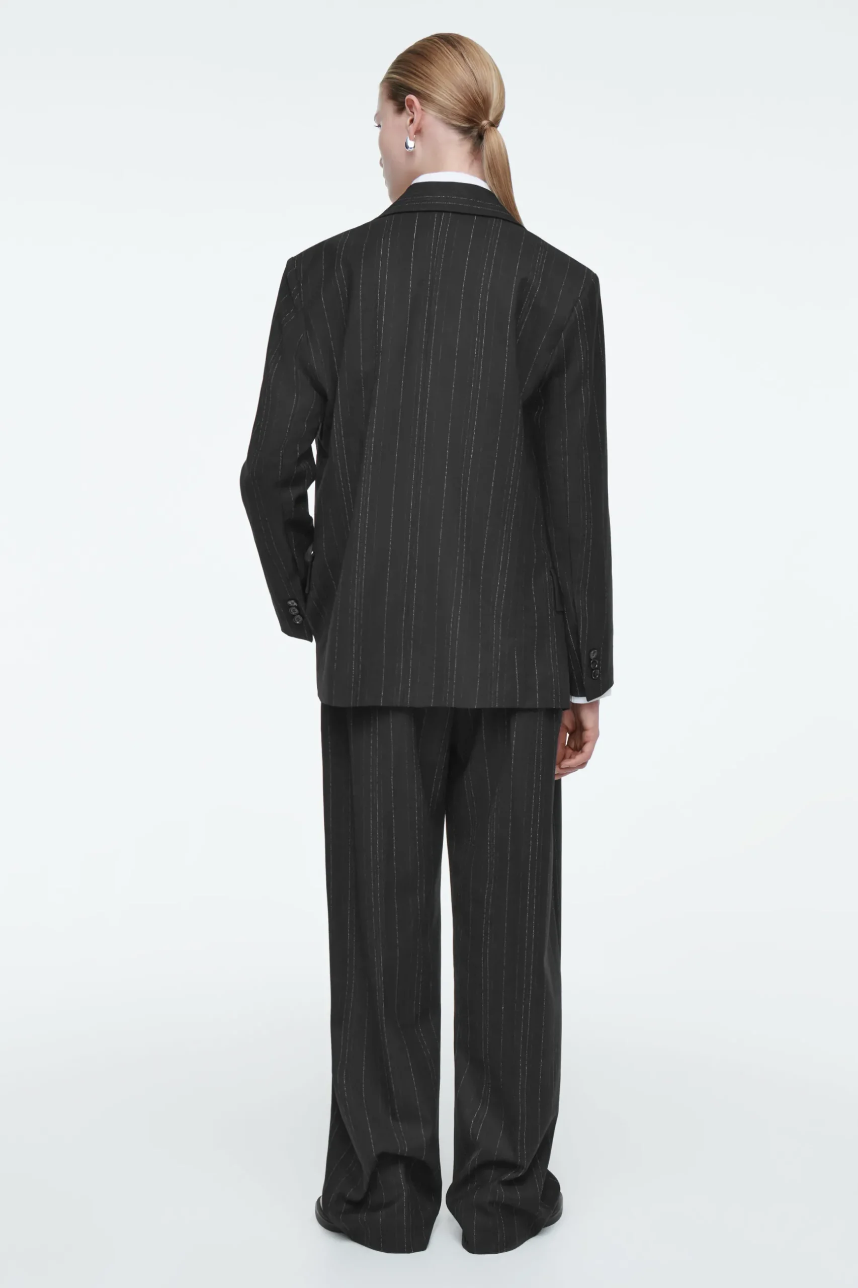 Outlet COS DRAPOWANA MARYNARKA W PRĄŻKI – REGULAR FIT