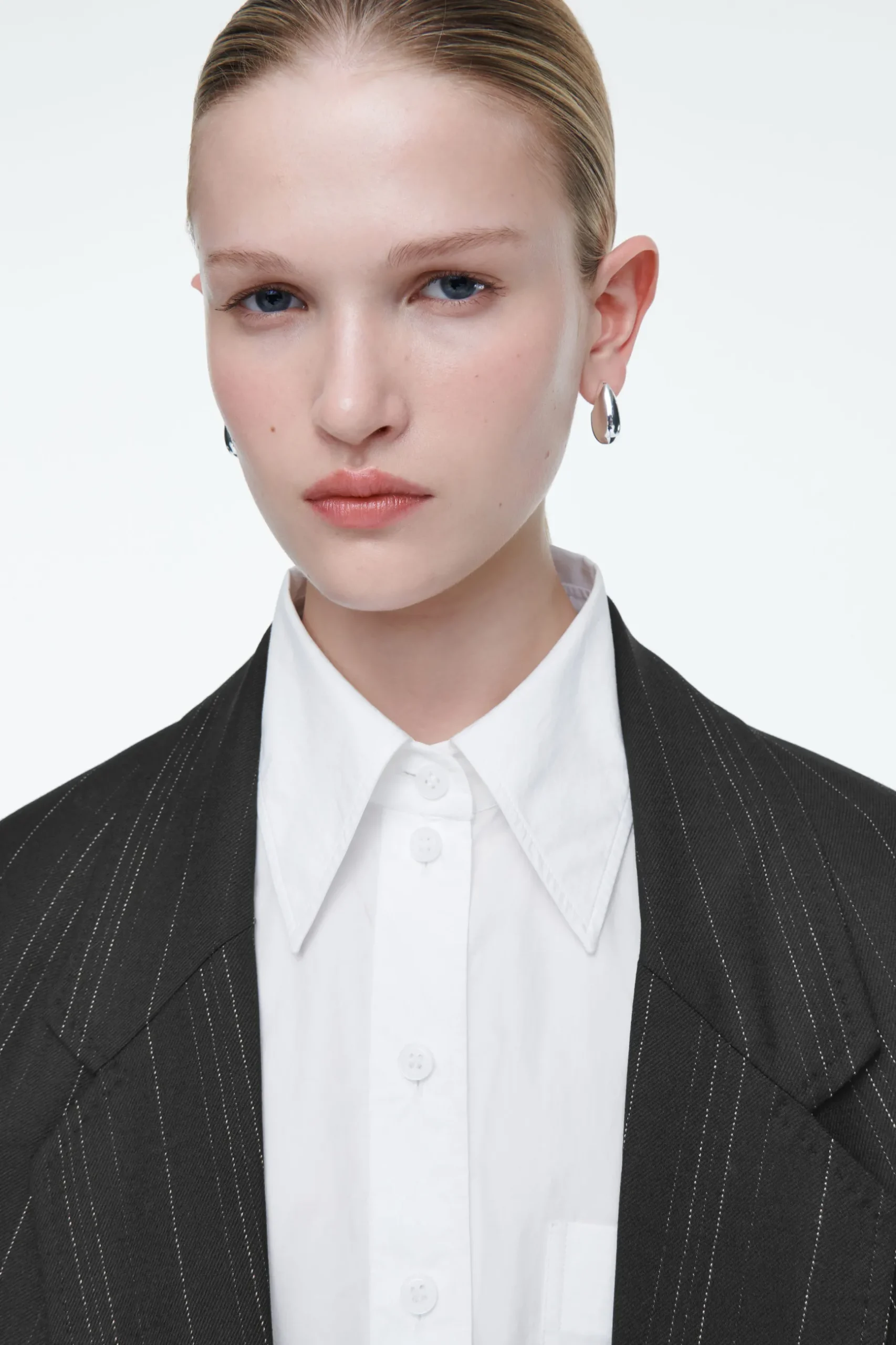 Outlet COS DRAPOWANA MARYNARKA W PRĄŻKI – REGULAR FIT