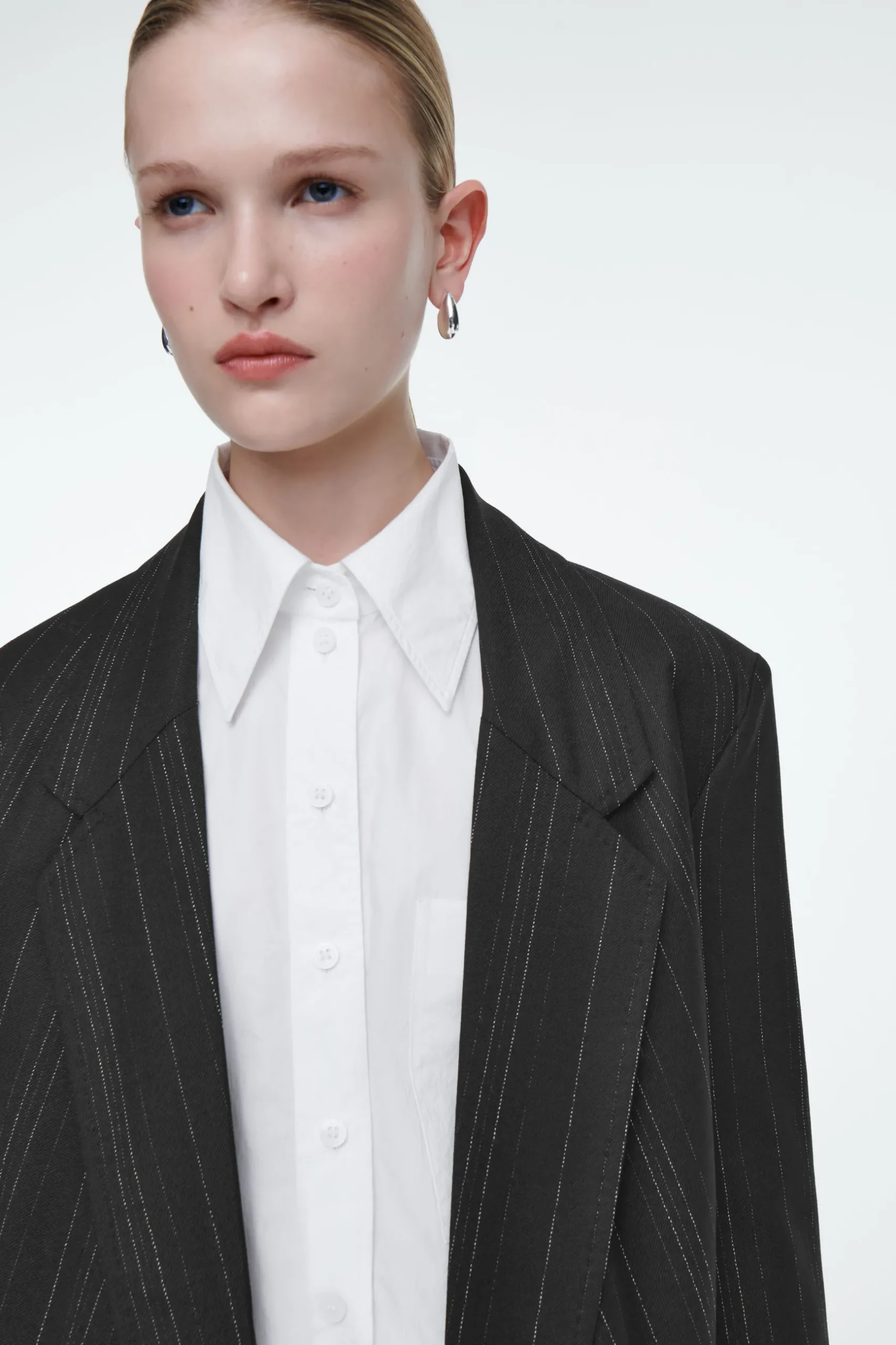 Outlet COS DRAPOWANA MARYNARKA W PRĄŻKI – REGULAR FIT
