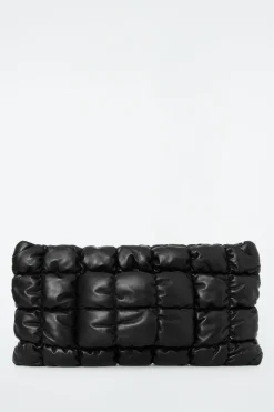 Best COS DUŻA KOPERTÓWKA PIKOWANA „PILLOW” ZE SKÓRY Czarny