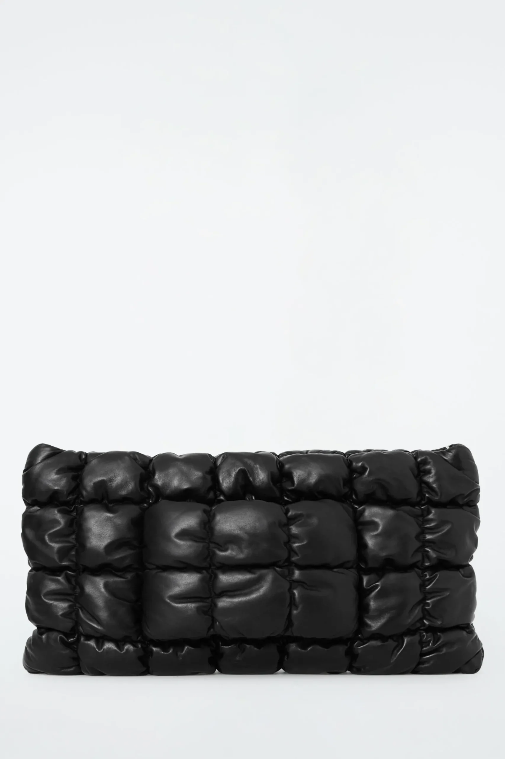 Best COS DUŻA KOPERTÓWKA PIKOWANA „PILLOW” ZE SKÓRY Czarny