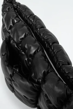 Best COS DUŻA KOPERTÓWKA PIKOWANA „PILLOW” ZE SKÓRY Czarny