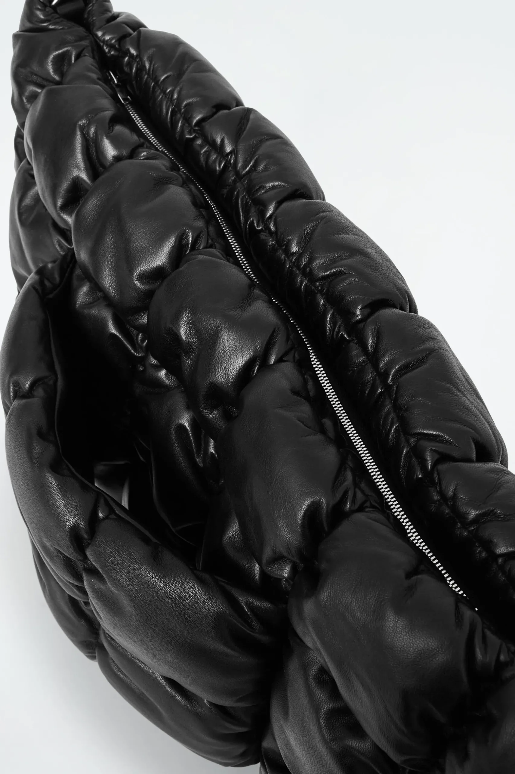 Best COS DUŻA KOPERTÓWKA PIKOWANA „PILLOW” ZE SKÓRY Czarny