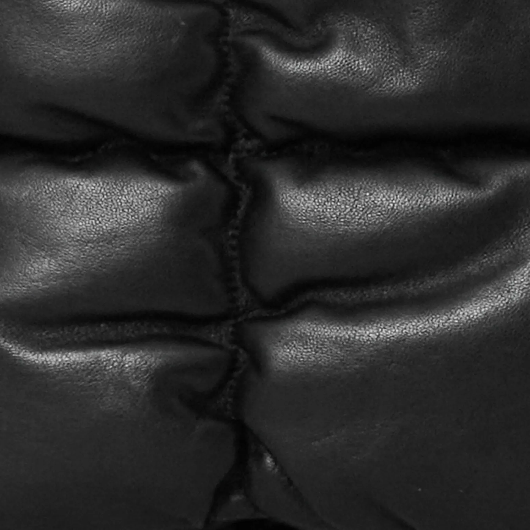 Best COS DUŻA KOPERTÓWKA PIKOWANA „PILLOW” ZE SKÓRY Czarny