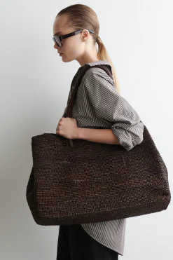 Online COS DUŻA TOREBKA TYPU TOTE Z RAFII Ciemnobrązowy