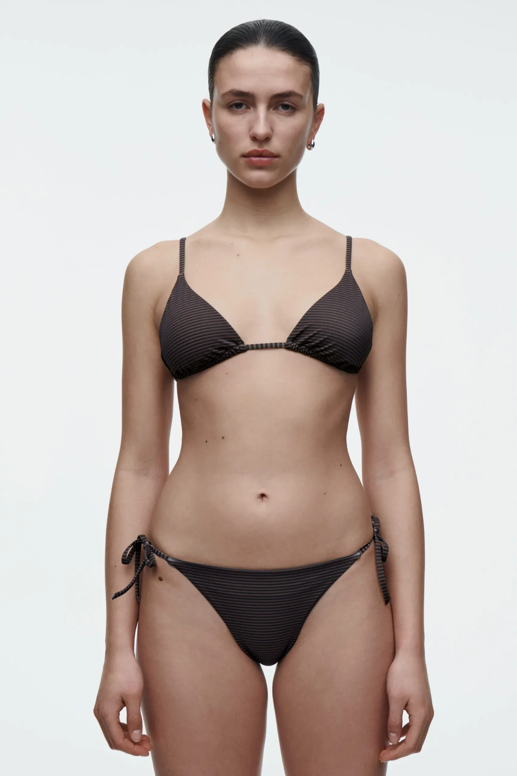 Sale COS GÓRA OD BIKINI Z TRÓJKĄTNYMI MISECZKAMI