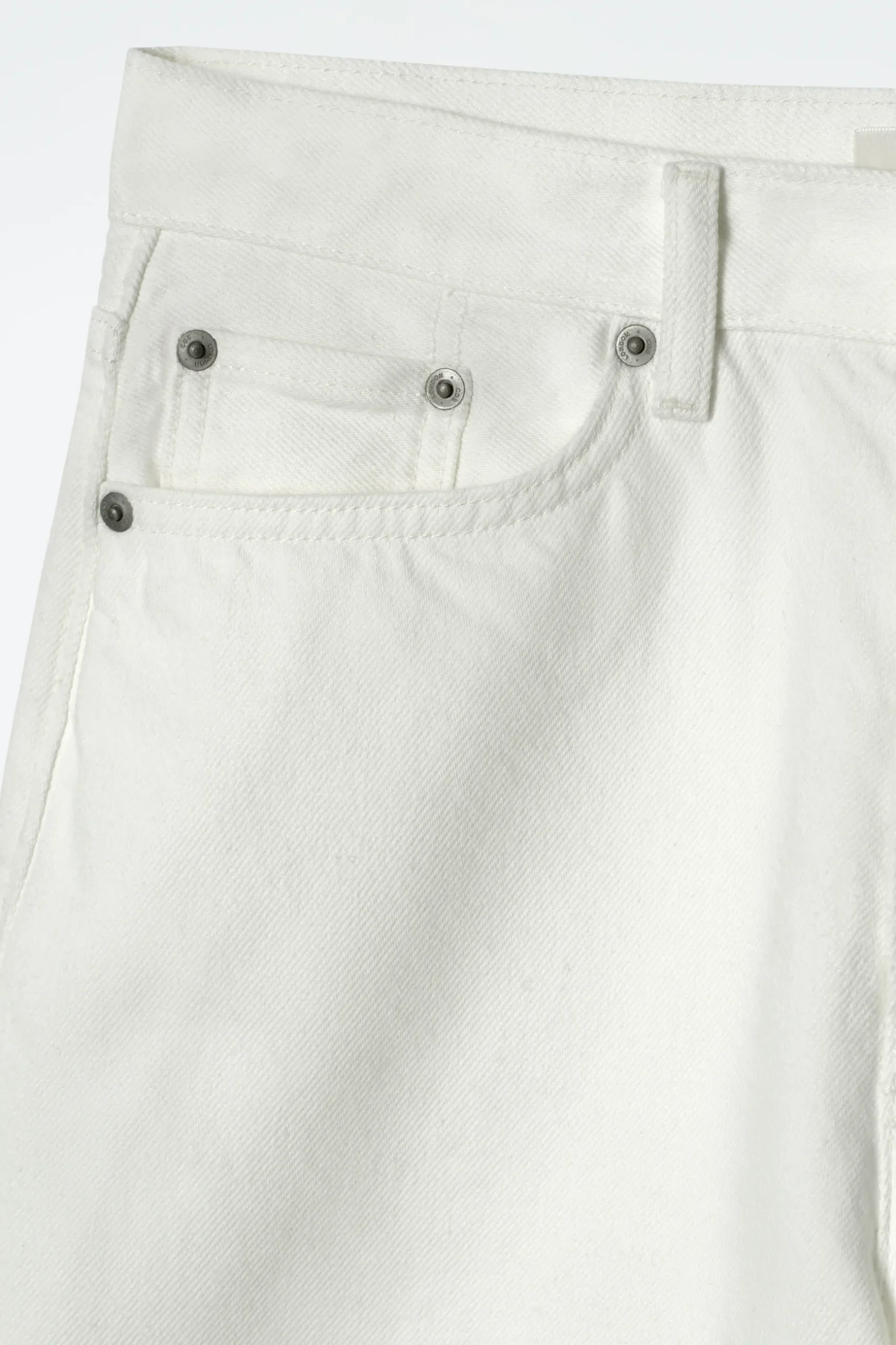 Outlet COS JEANSOWE SZORTY DO KOLAN
