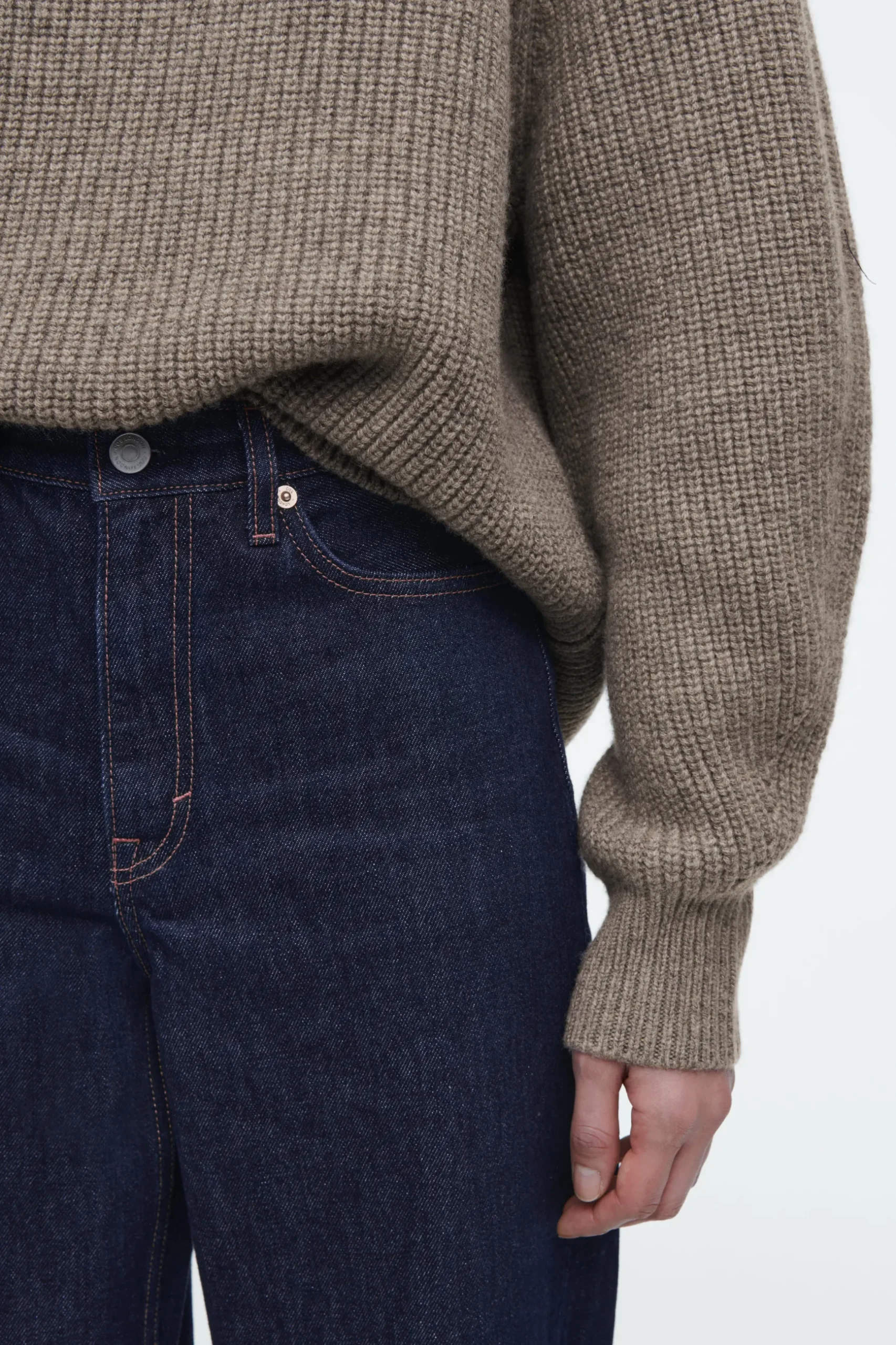 Fashion COS JEANSY „ARCH” ZE ZWĘŻANYMI NOGAWKAMI