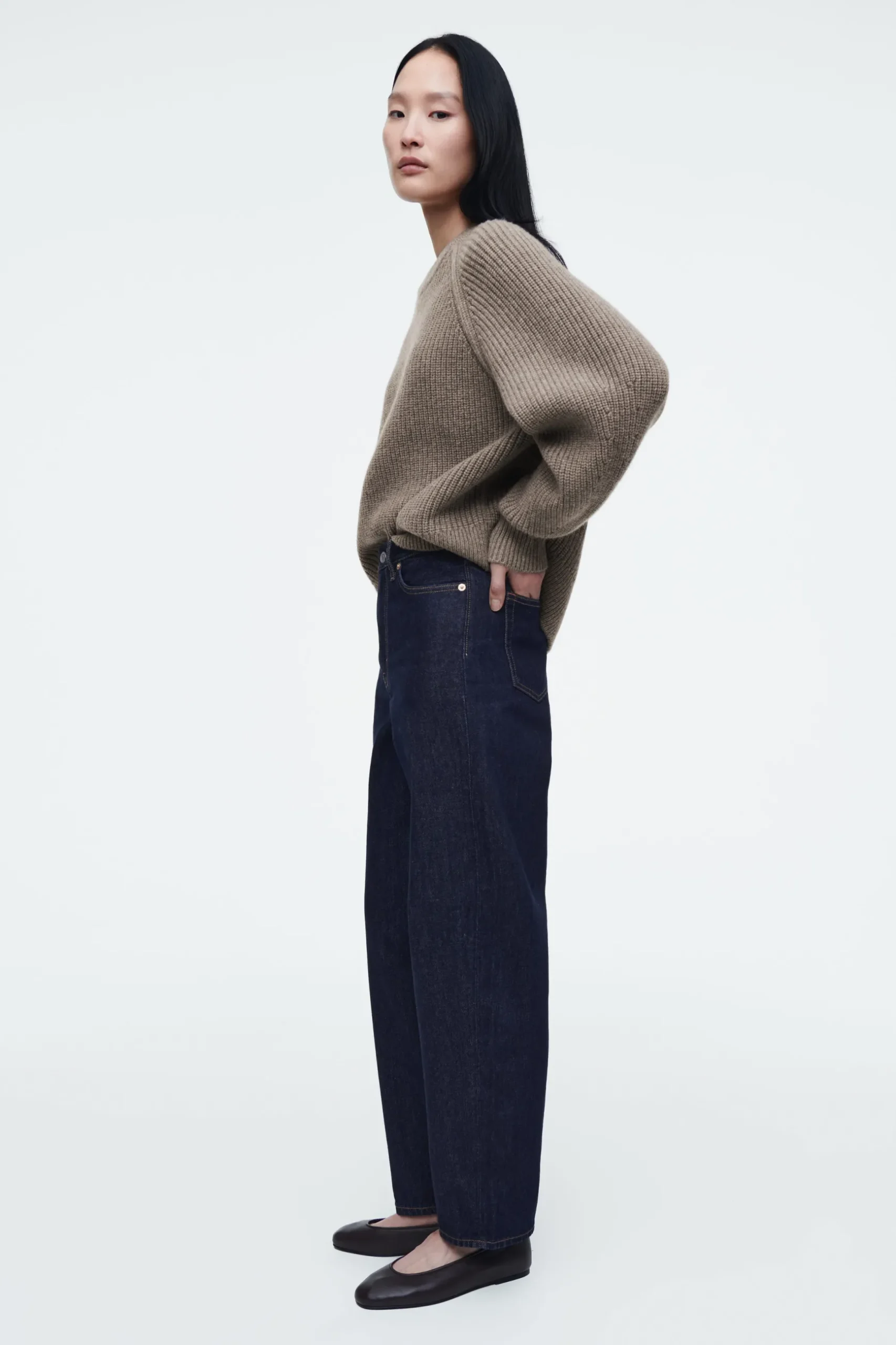 Fashion COS JEANSY „ARCH” ZE ZWĘŻANYMI NOGAWKAMI