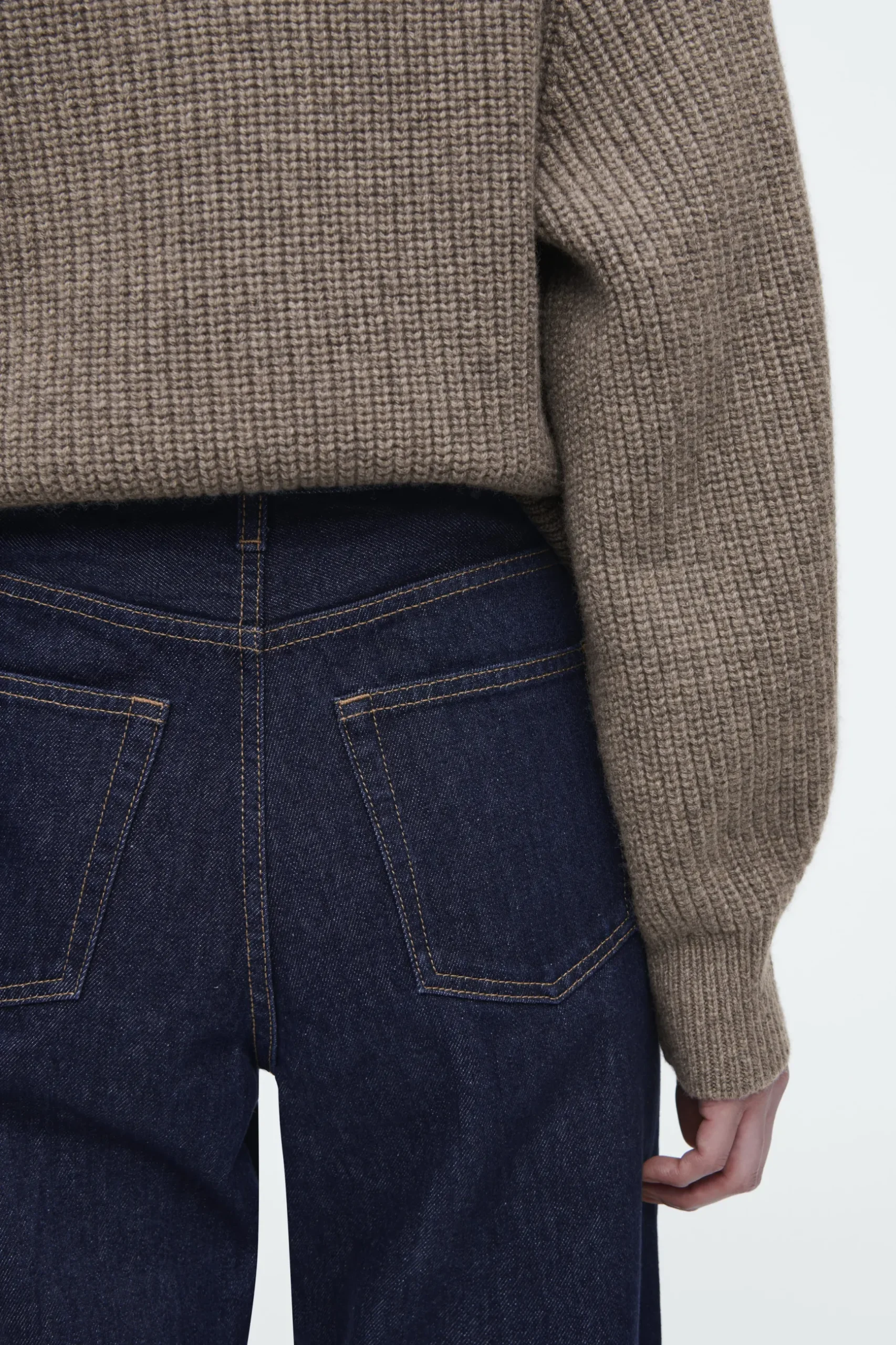 Fashion COS JEANSY „ARCH” ZE ZWĘŻANYMI NOGAWKAMI