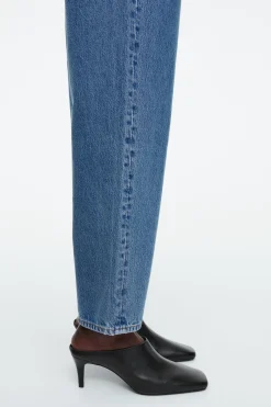 Discount COS JEANSY „ARCH” ZE ZWĘŻANYMI NOGAWKAMI