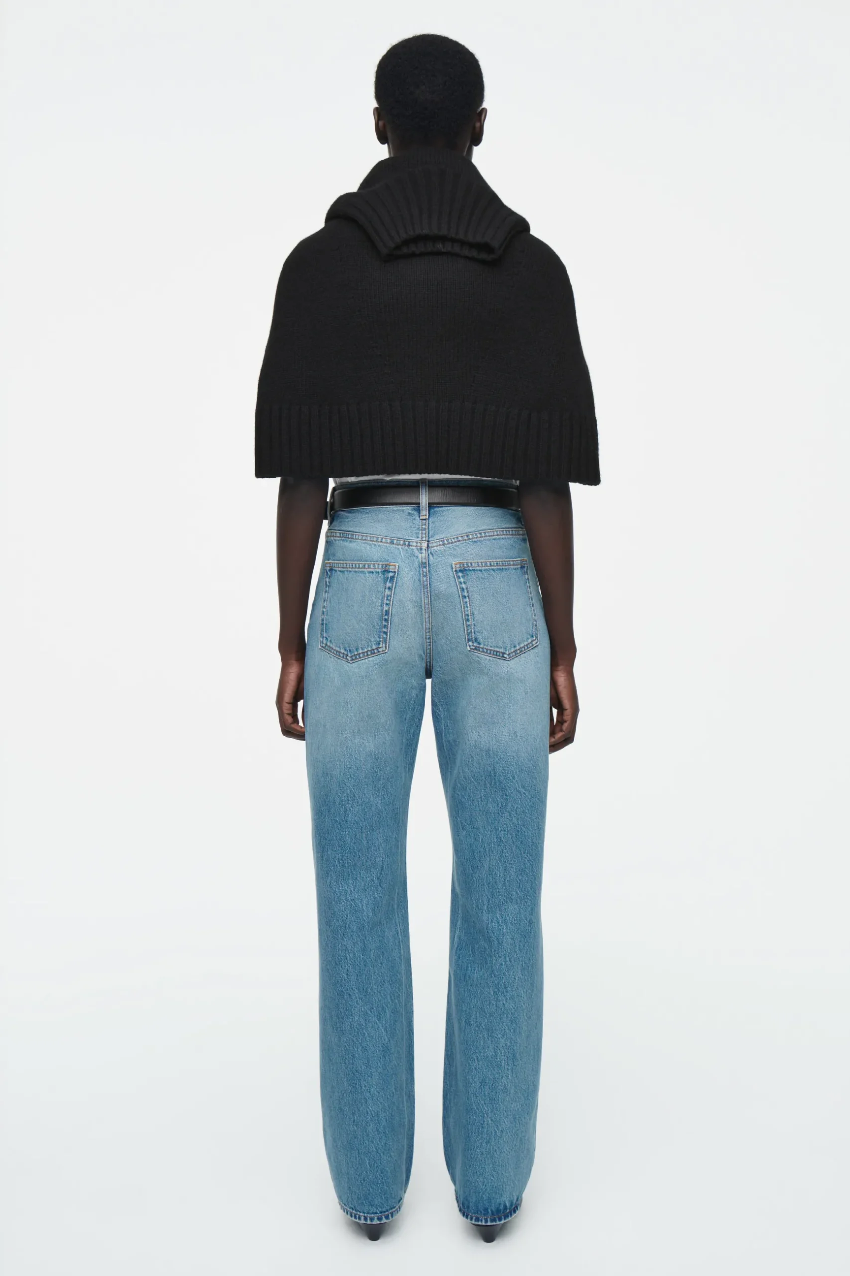 New COS JEANSY „COLUMN” Z PROSTYMI NOGAWKAMI