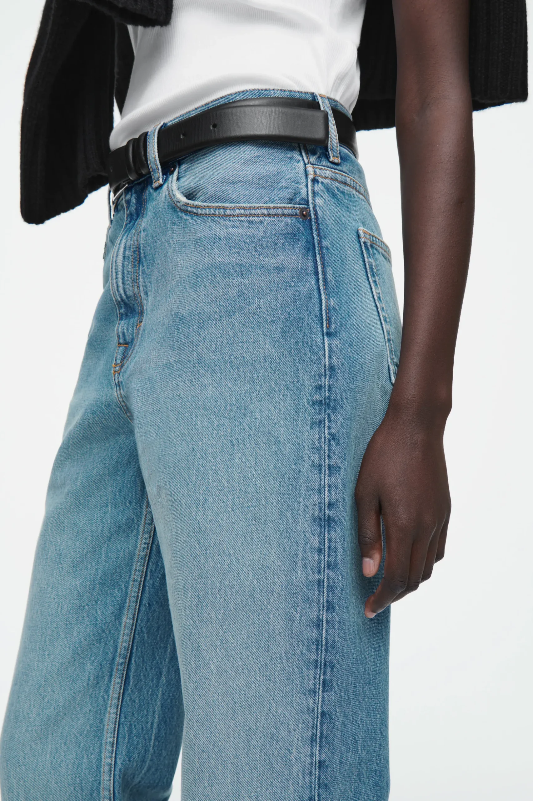 New COS JEANSY „COLUMN” Z PROSTYMI NOGAWKAMI