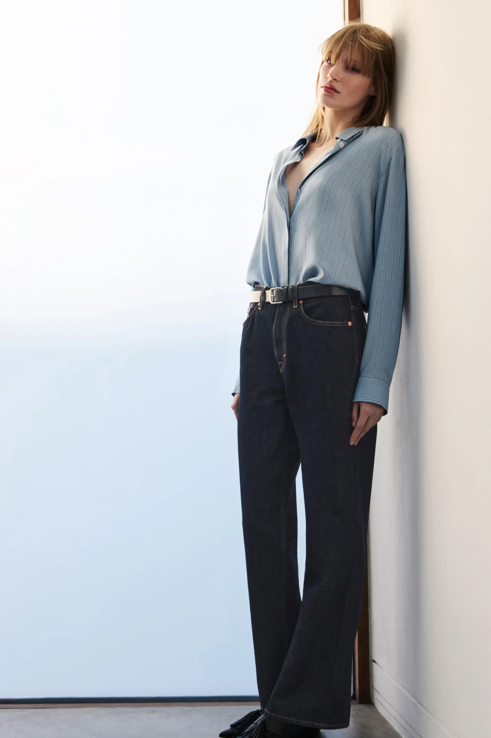 Fashion COS JEANSY „COLUMN” Z PROSTYMI NOGAWKAMI