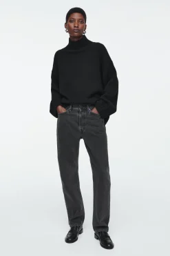 Outlet COS JEANSY „SHIFT” Z PROSTYMI NOGAWKAMI
