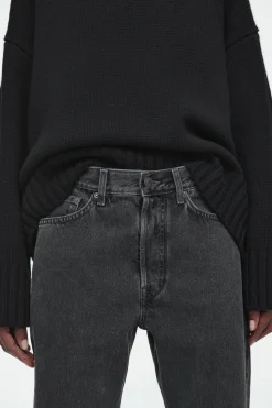 Outlet COS JEANSY „SHIFT” Z PROSTYMI NOGAWKAMI