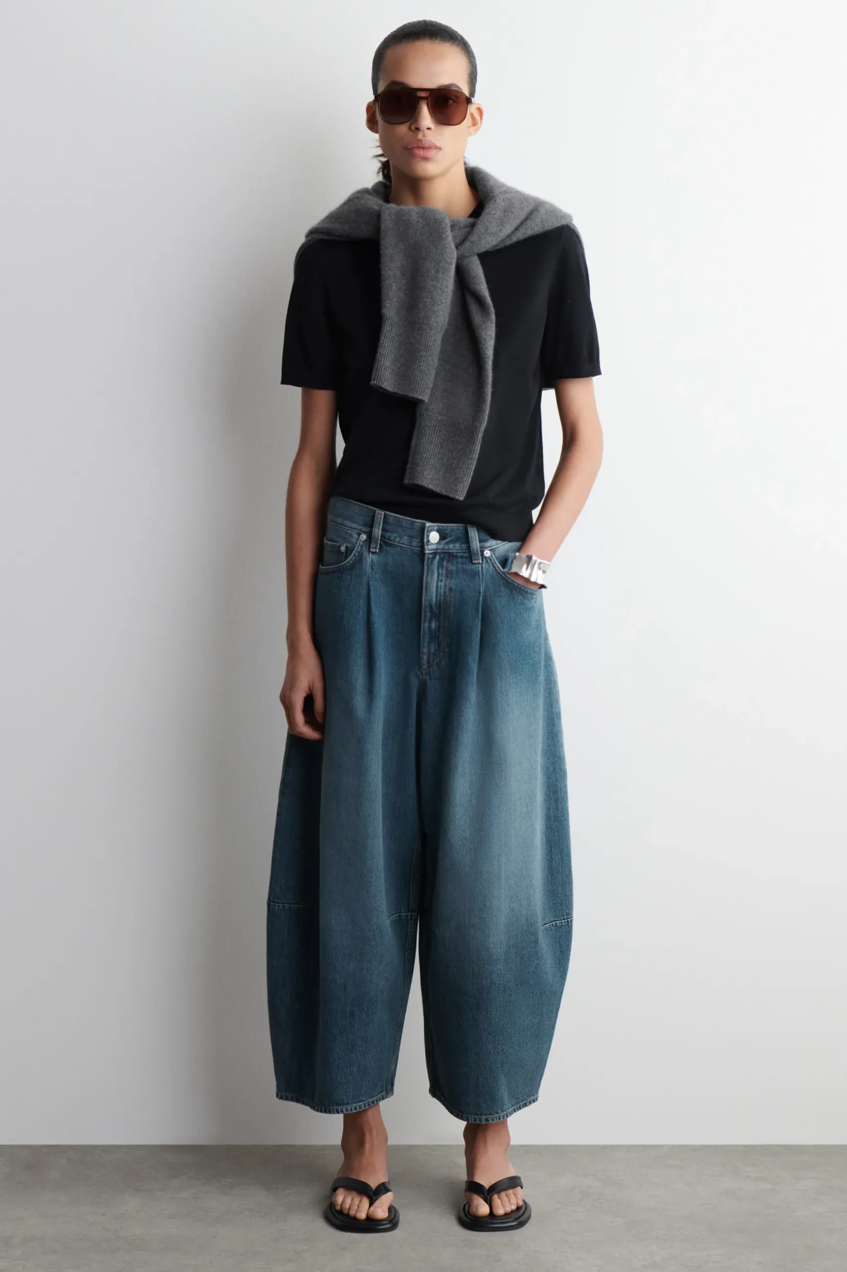 Fashion COS JEANSY „TWINE” Z NOGAWKAMI TYPU BARREL