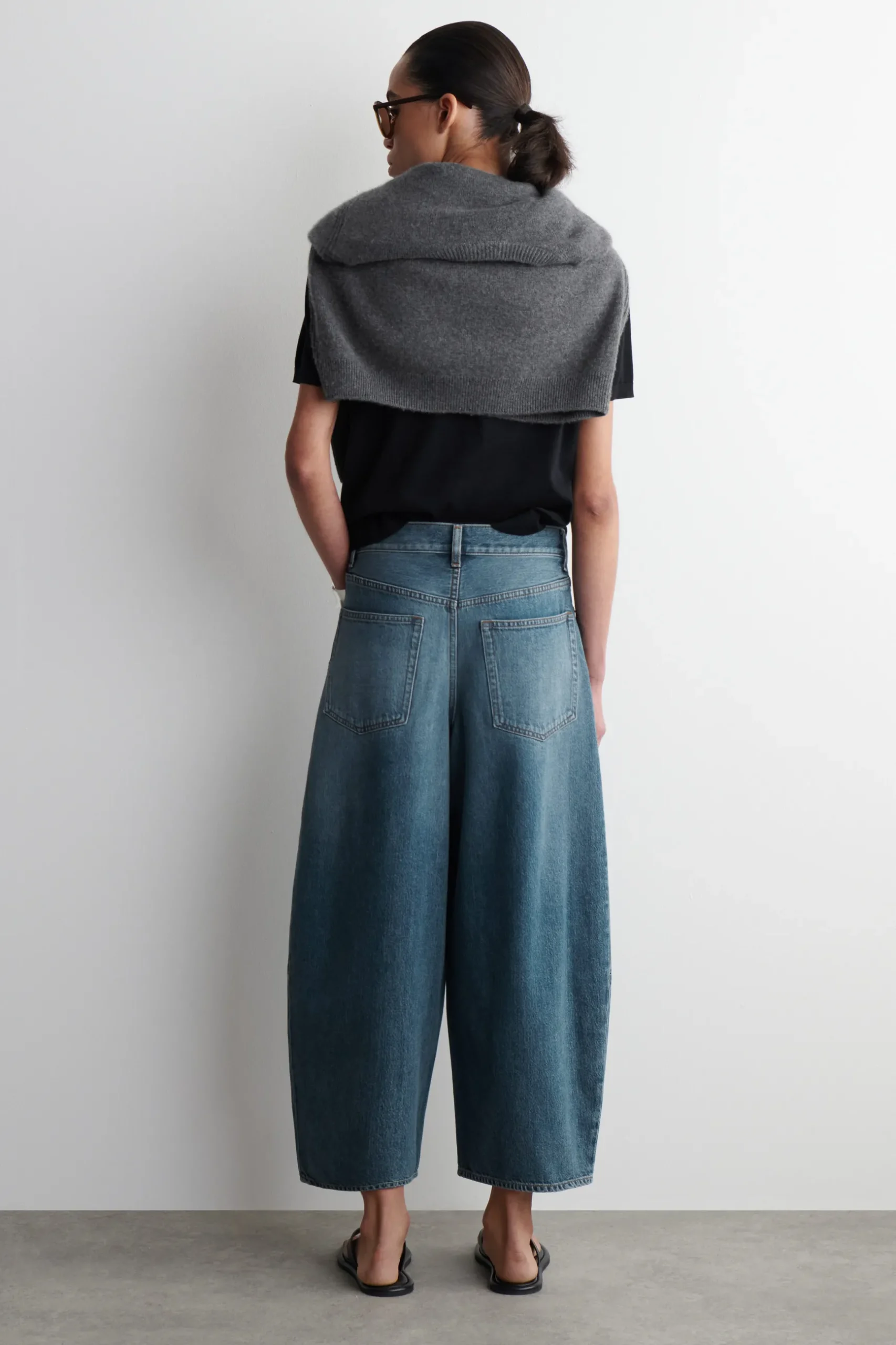 Fashion COS JEANSY „TWINE” Z NOGAWKAMI TYPU BARREL