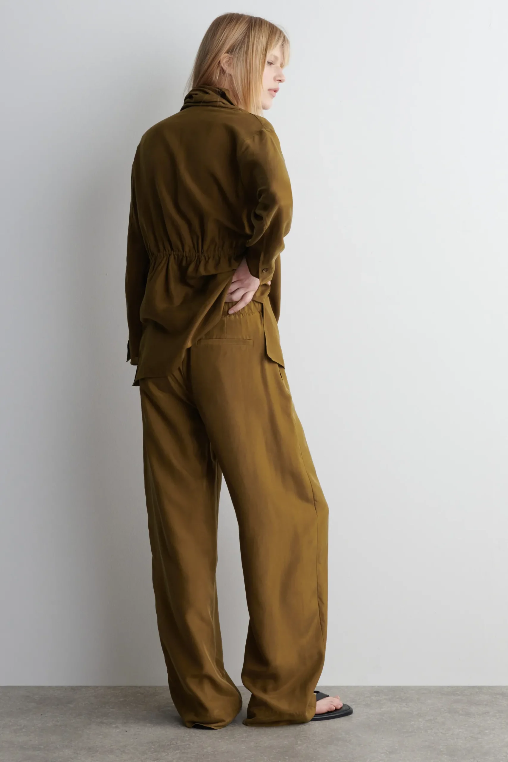 New COS JEDWABNE SPODNIE O LUŹNYM KROJU