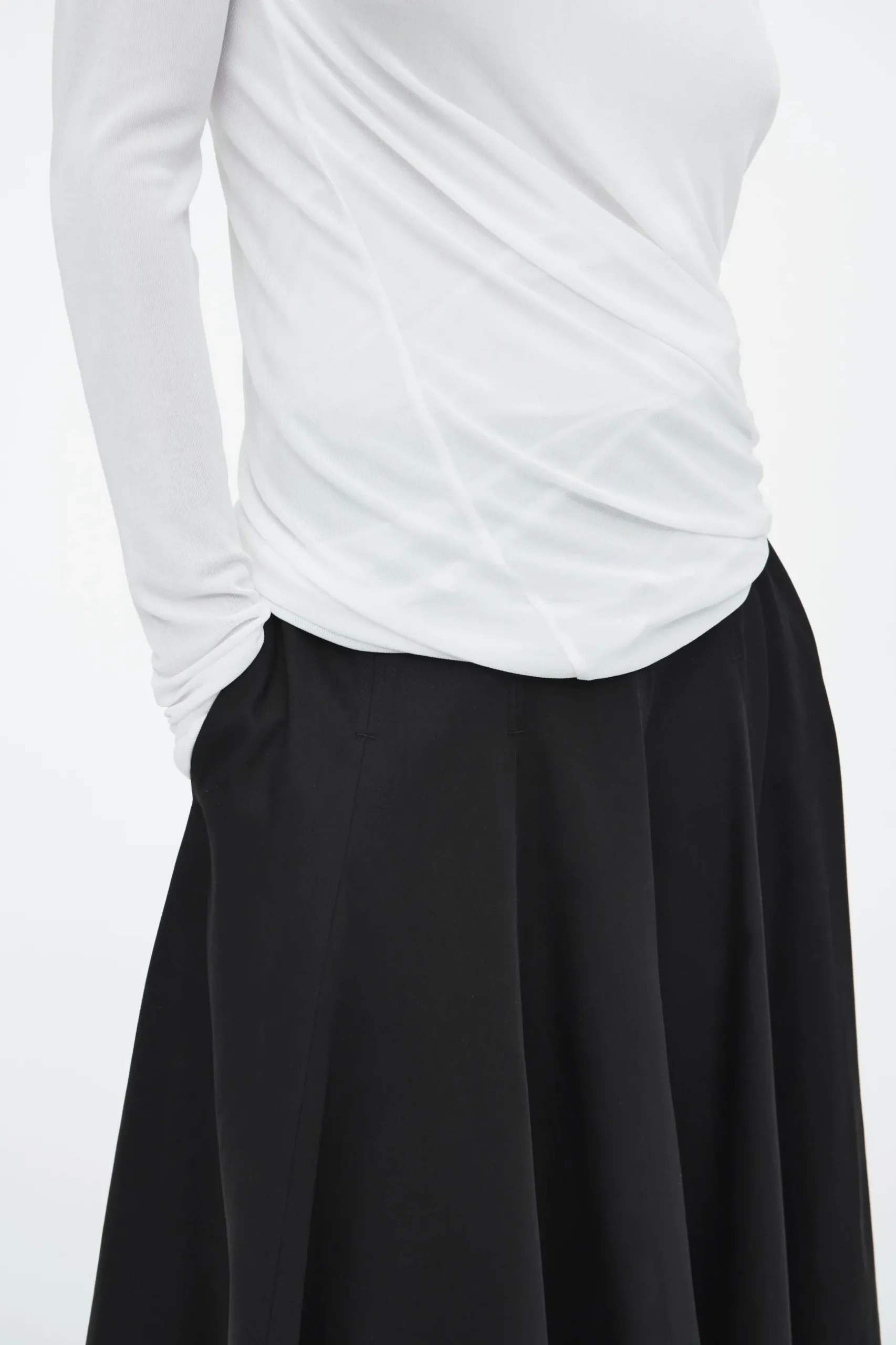 New COS JEDWABNY TOP ZE SKRĘCONYM DOŁEM