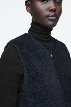 Sale COS KAMIZELKA Z IMITACJI KOŻUSZKA – OVERSIZED FIT