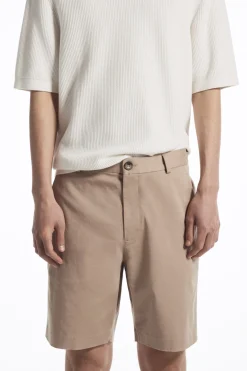 Fashion COS KLASYCZNE SZORTY TYPU CHINOS Opalonybeżowy