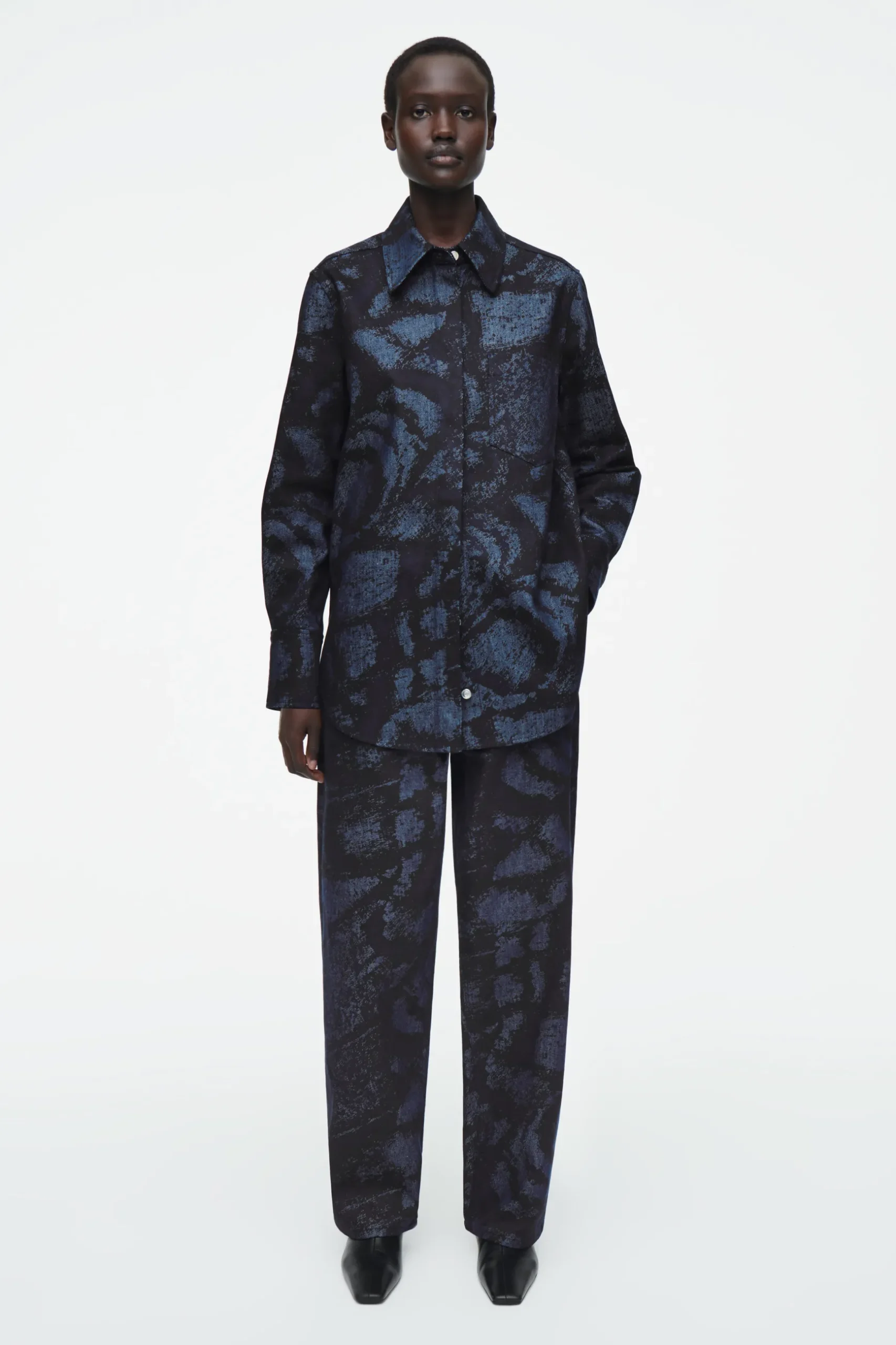 New COS KOSZULA JEANSOWA Z ŻAKARDOWYM WZOREM – REGULAR FIT