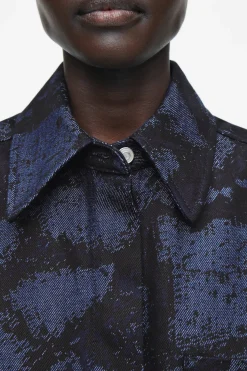 New COS KOSZULA JEANSOWA Z ŻAKARDOWYM WZOREM – REGULAR FIT