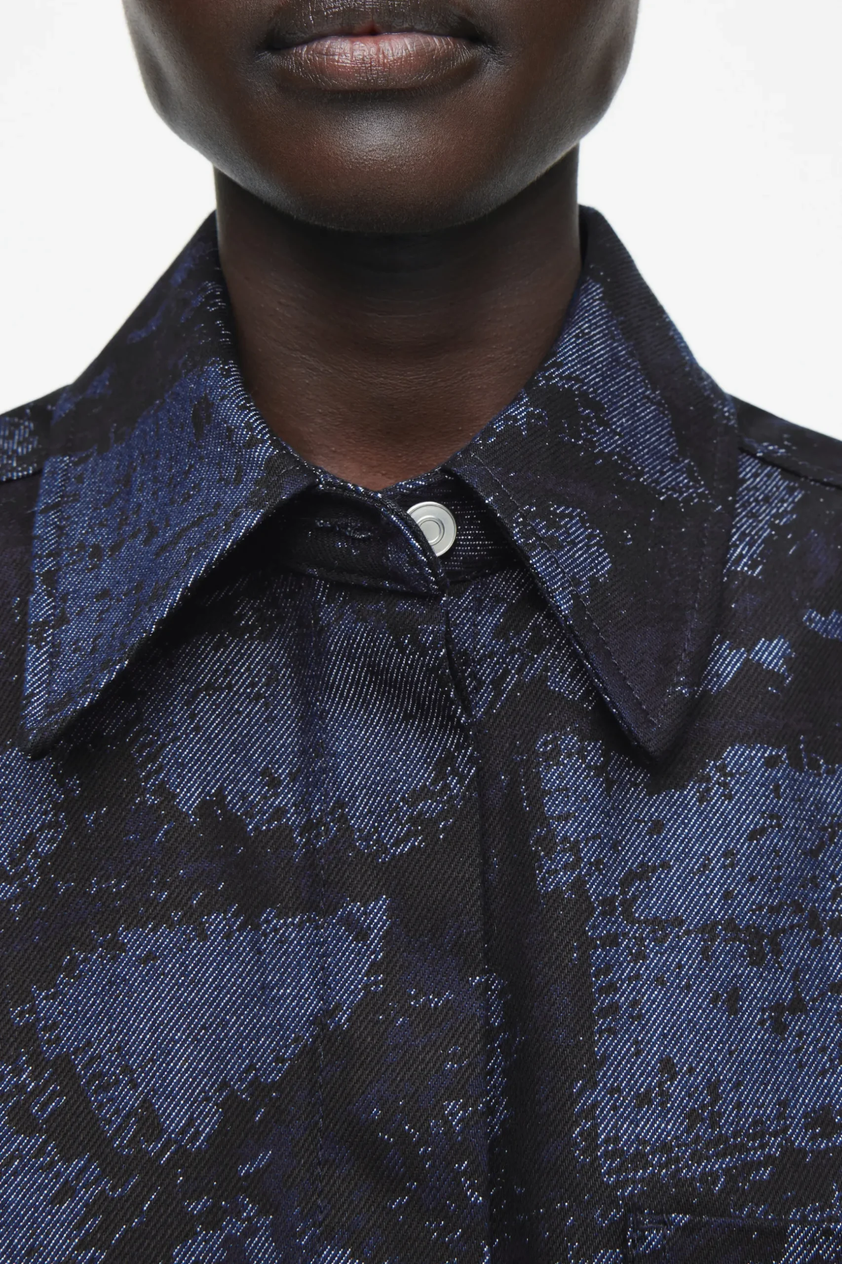 New COS KOSZULA JEANSOWA Z ŻAKARDOWYM WZOREM – REGULAR FIT